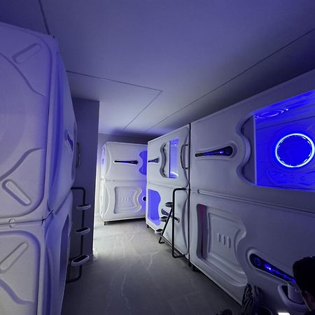Hostel Space Capsule Madrid Exterior foto