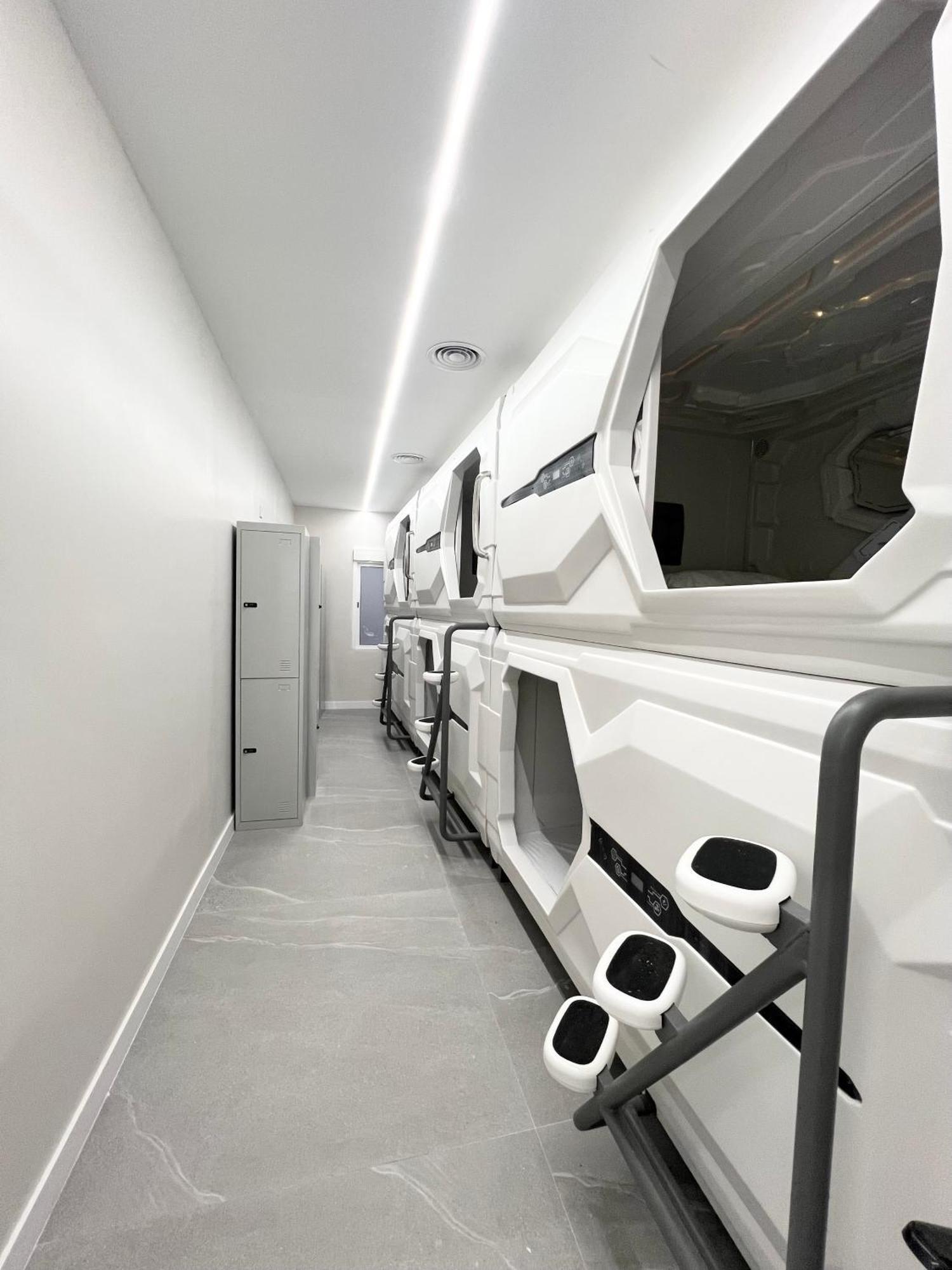 Hostel Space Capsule Madrid Exterior foto