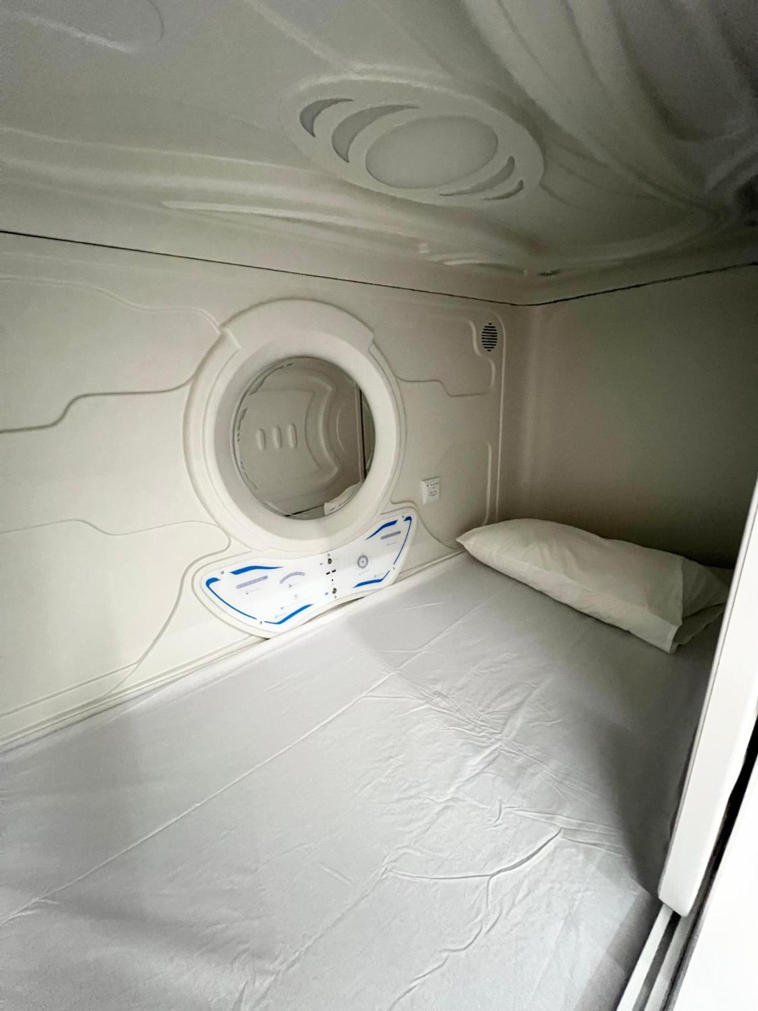 Hostel Space Capsule Madrid Exterior foto