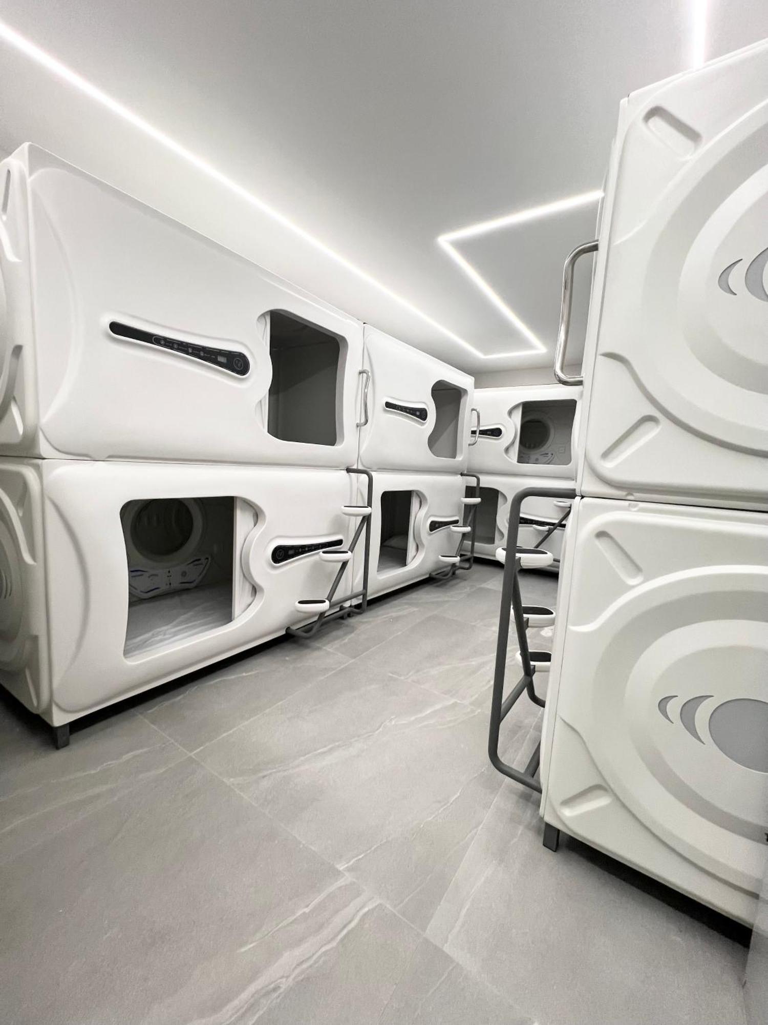 Hostel Space Capsule Madrid Exterior foto