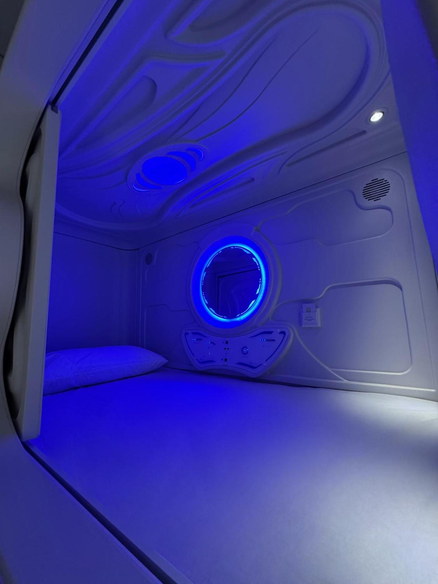 Hostel Space Capsule Madrid Exterior foto