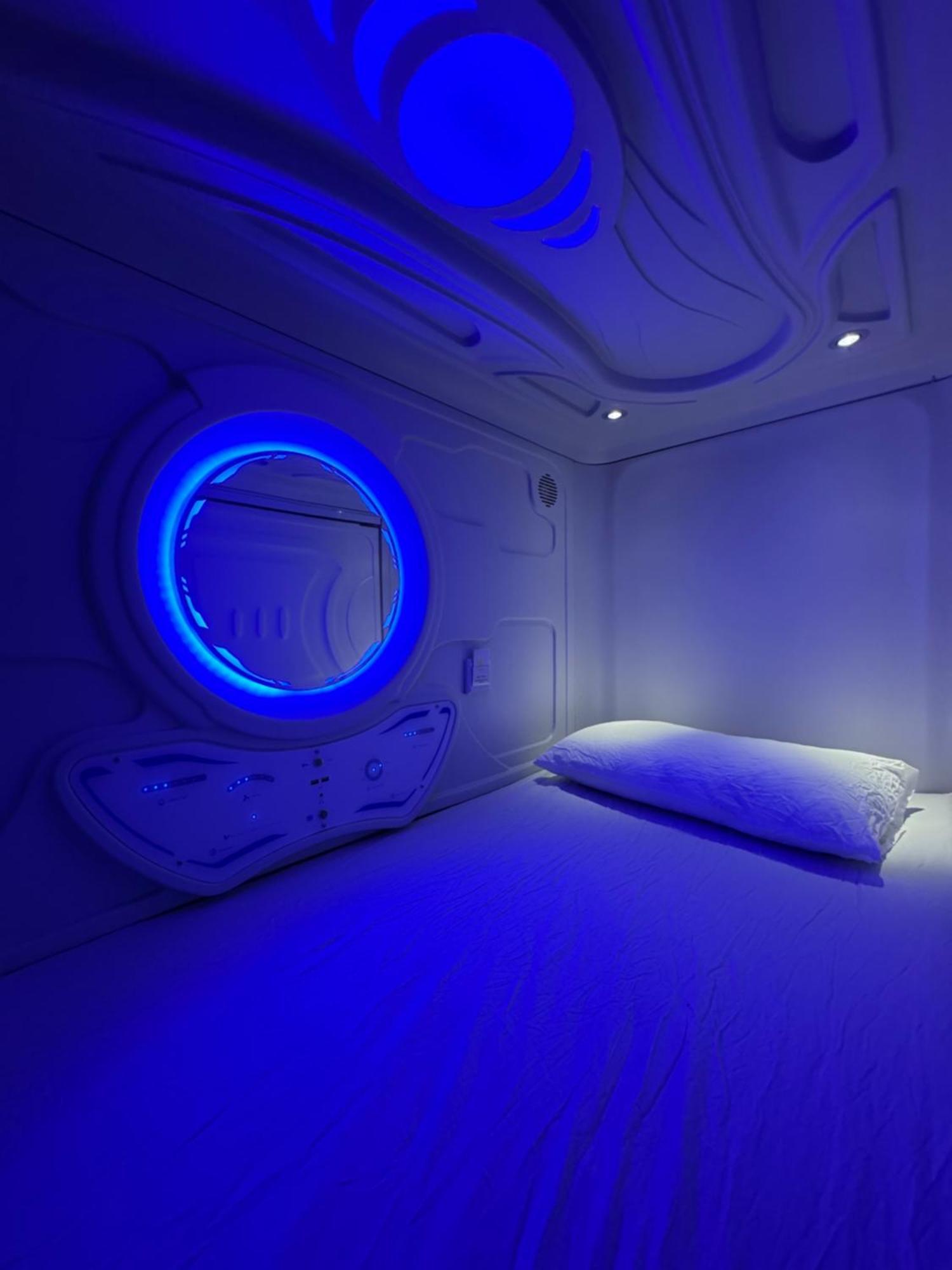 Hostel Space Capsule Madrid Exterior foto