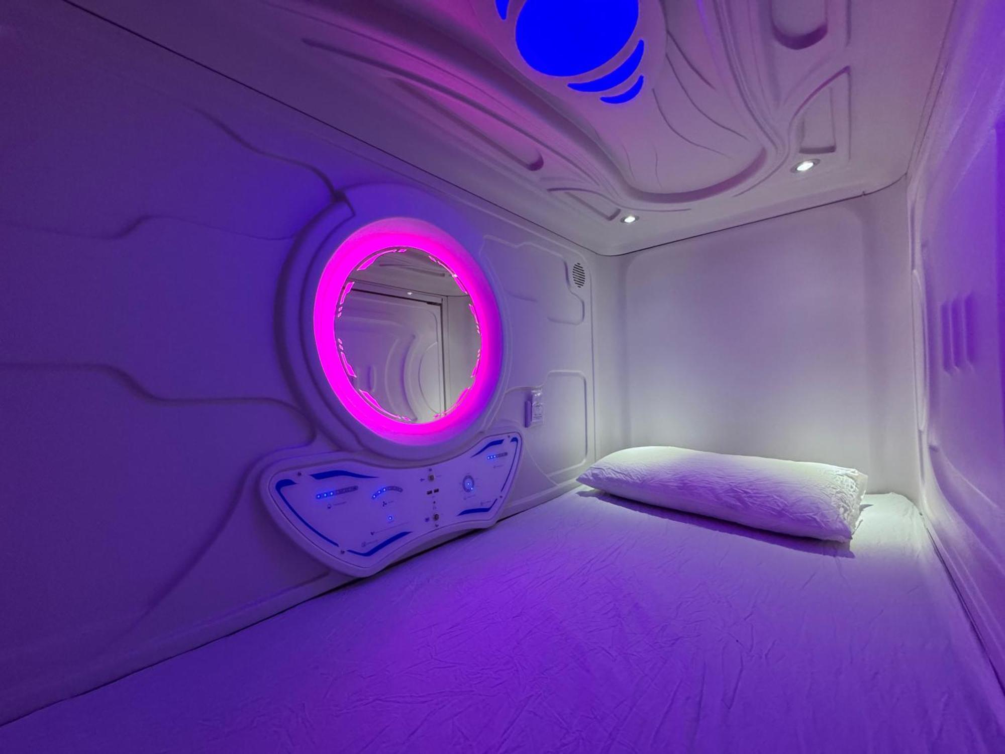 Hostel Space Capsule Madrid Exterior foto