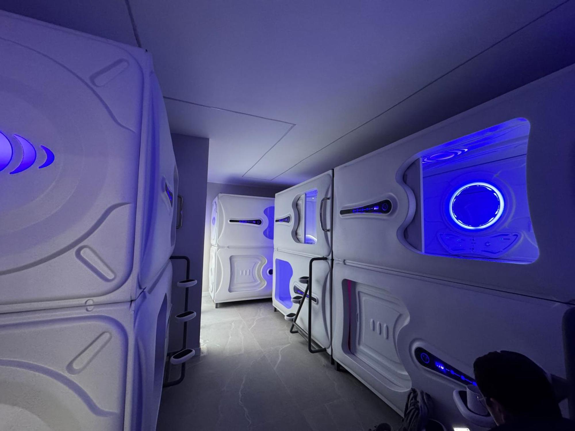 Hostel Space Capsule Madrid Exterior foto