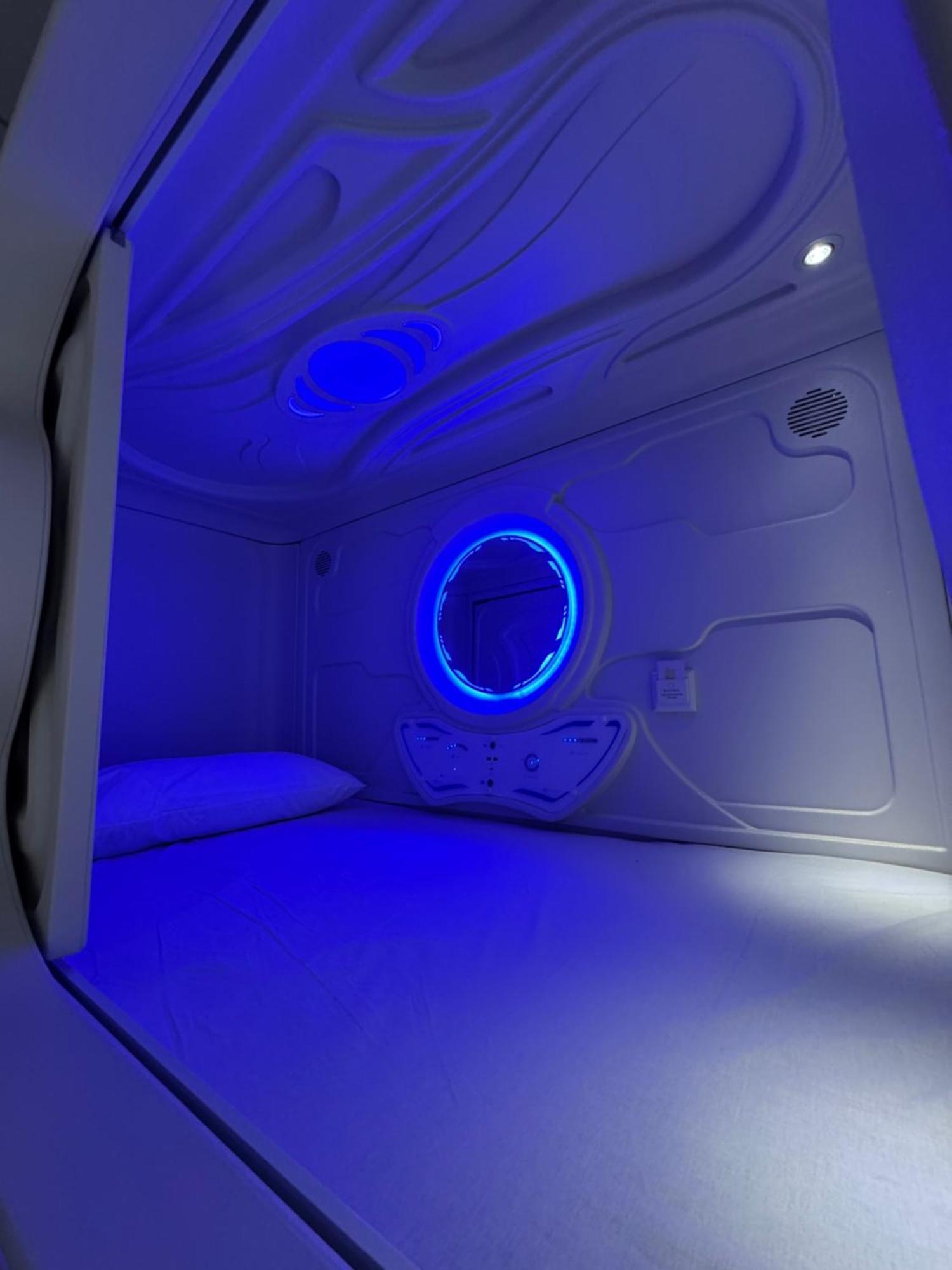 Hostel Space Capsule Madrid Exterior foto