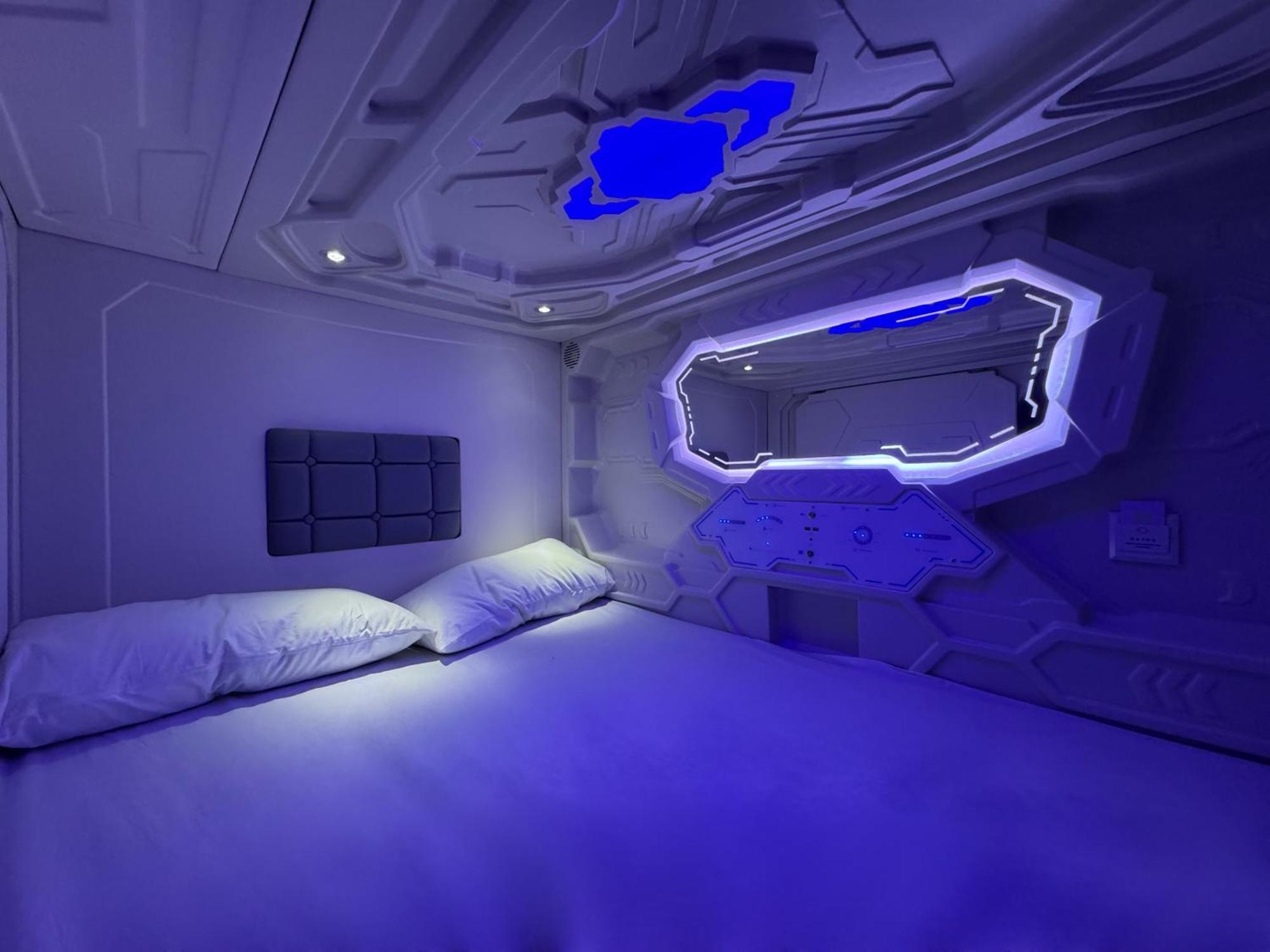 Hostel Space Capsule Madrid Exterior foto